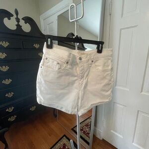 M40 - Levi’s White Denim Mid Length Shorts, 30 waist
